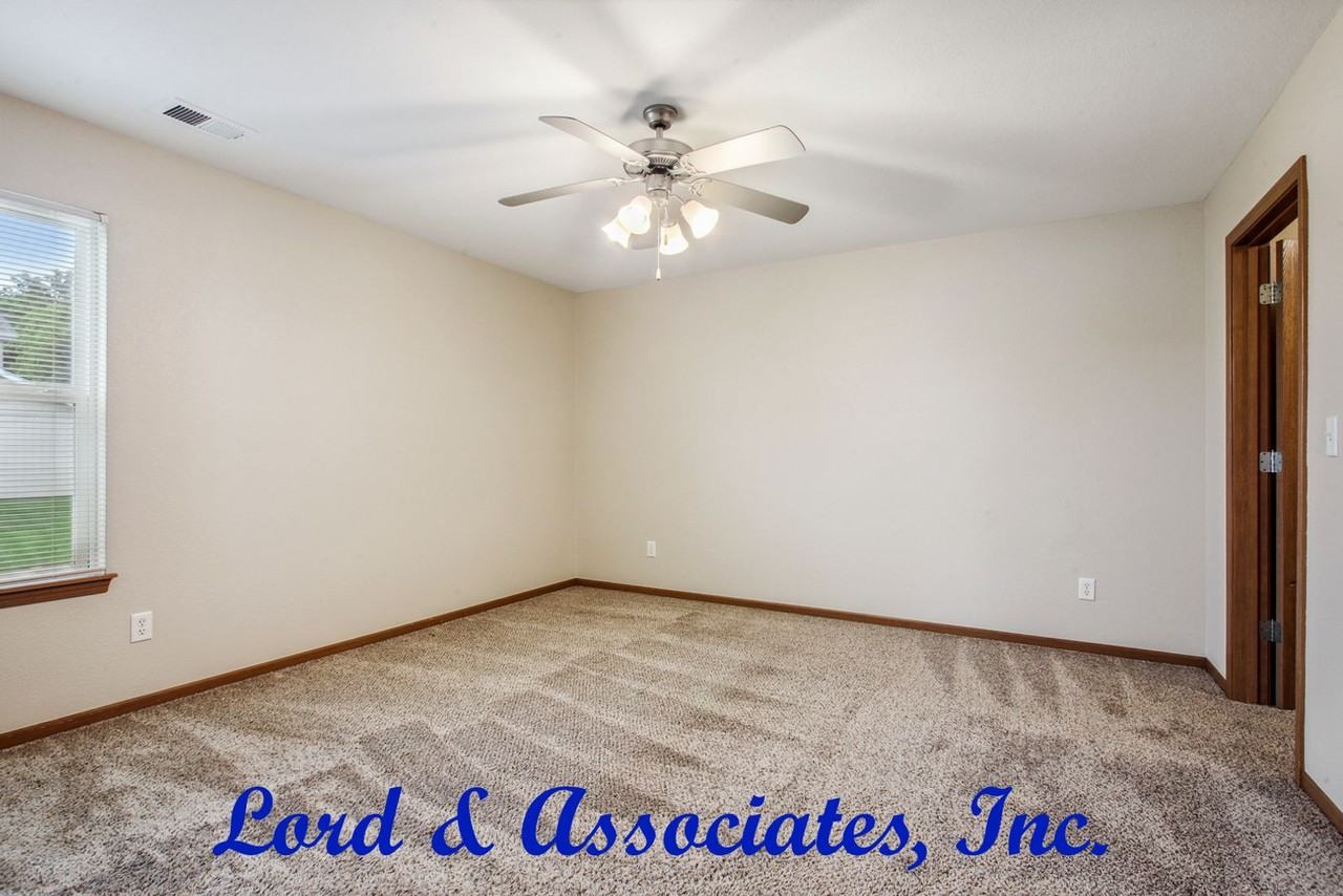1210 Nw Willow Dr - Photo 4 of 13