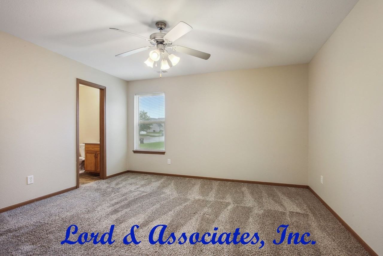 1210 Nw Willow Dr - Photo 5 of 13