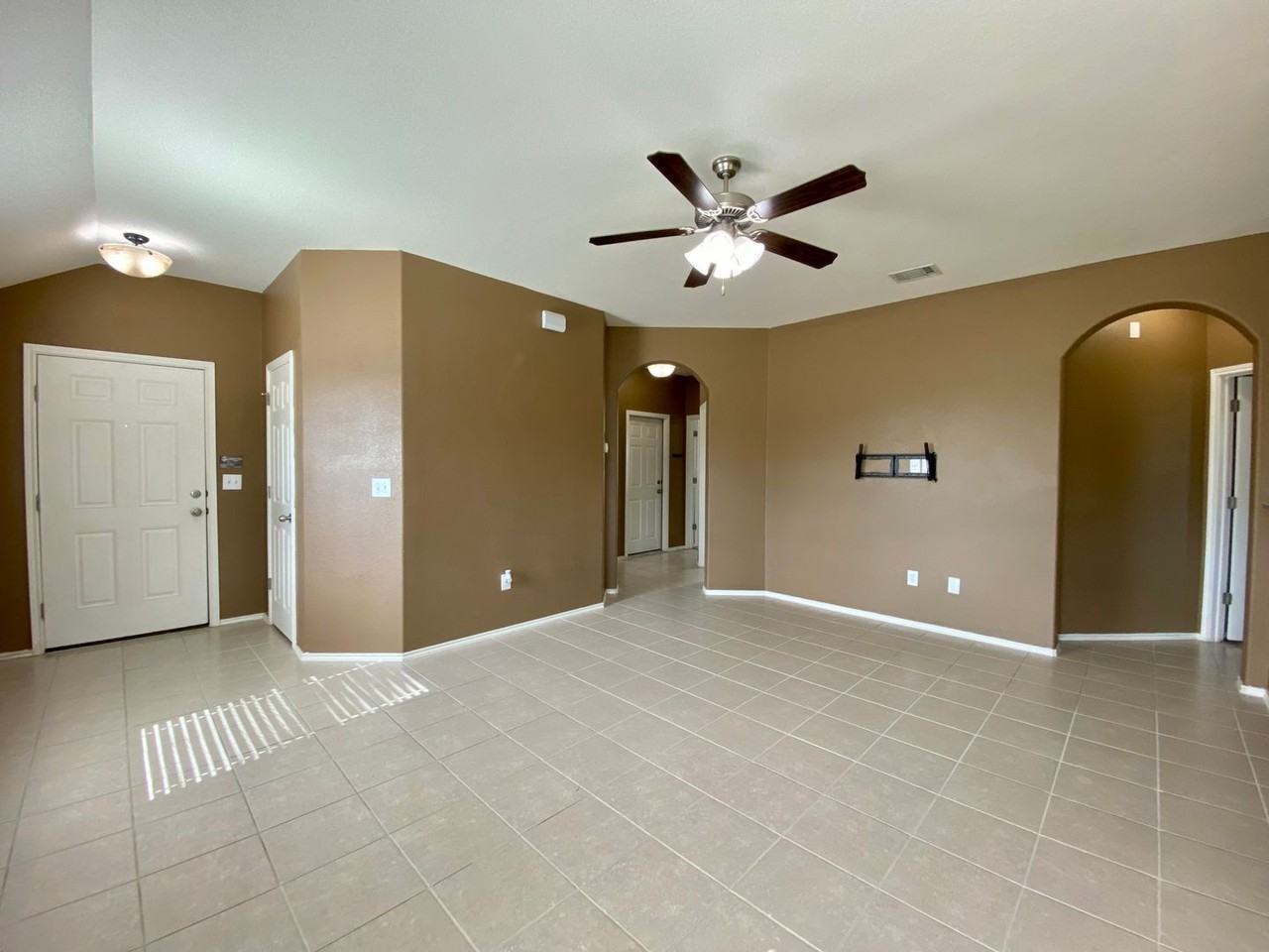 466 Eagle Brook Ln - Photo 4 of 30