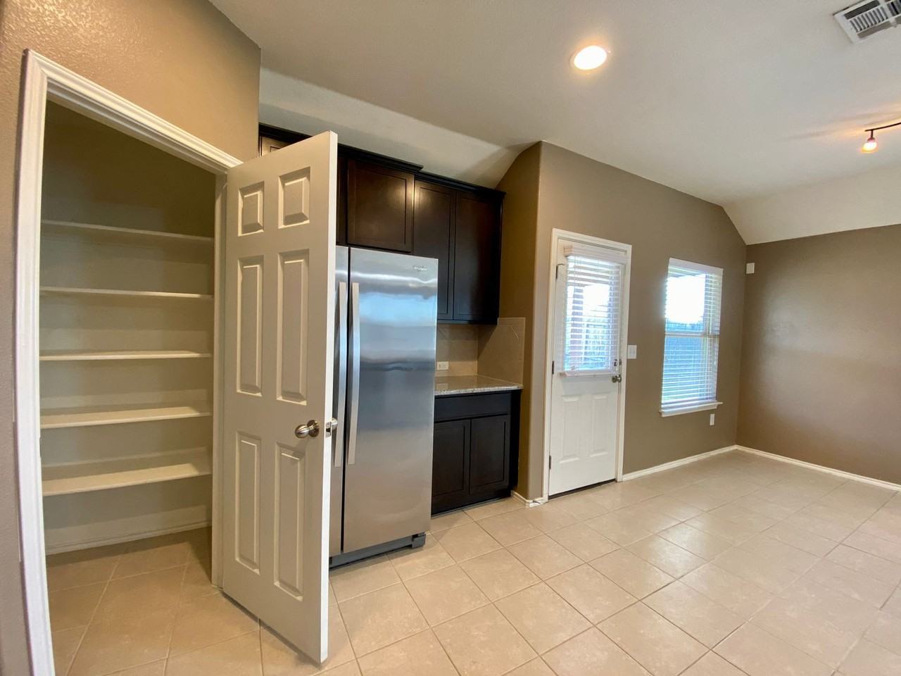 466 Eagle Brook Ln - Photo 7 of 30