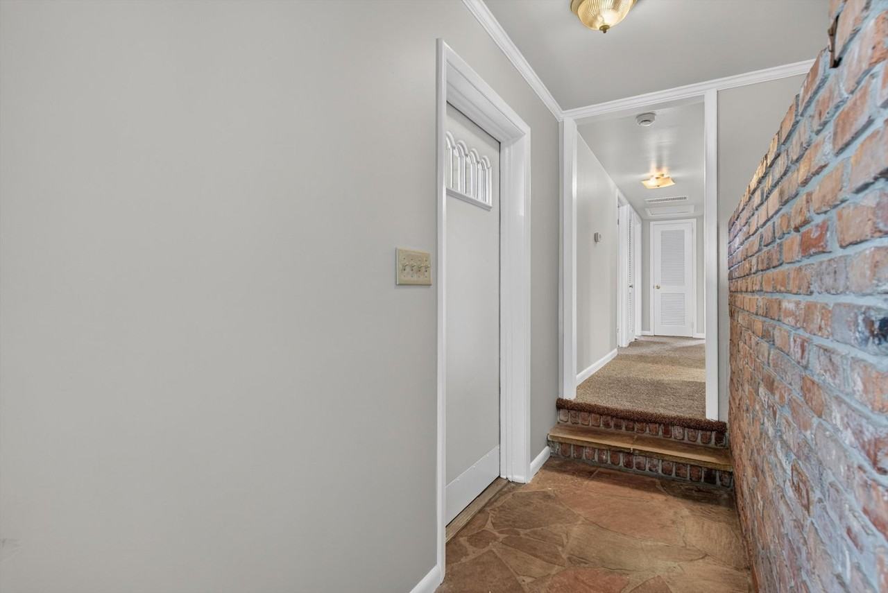 2618 Arlex Dr E - Photo 6 of 33