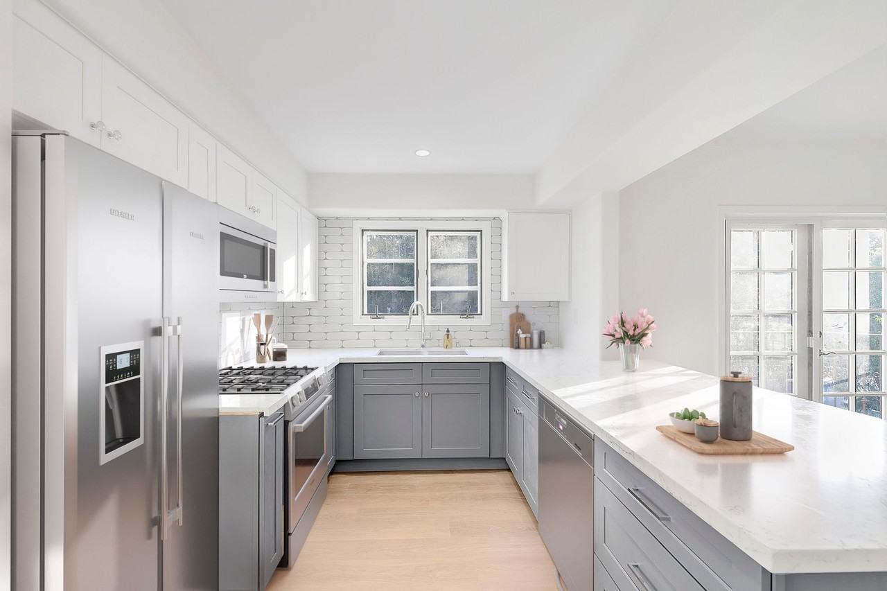 1133 25th St - Photo 3 of 15