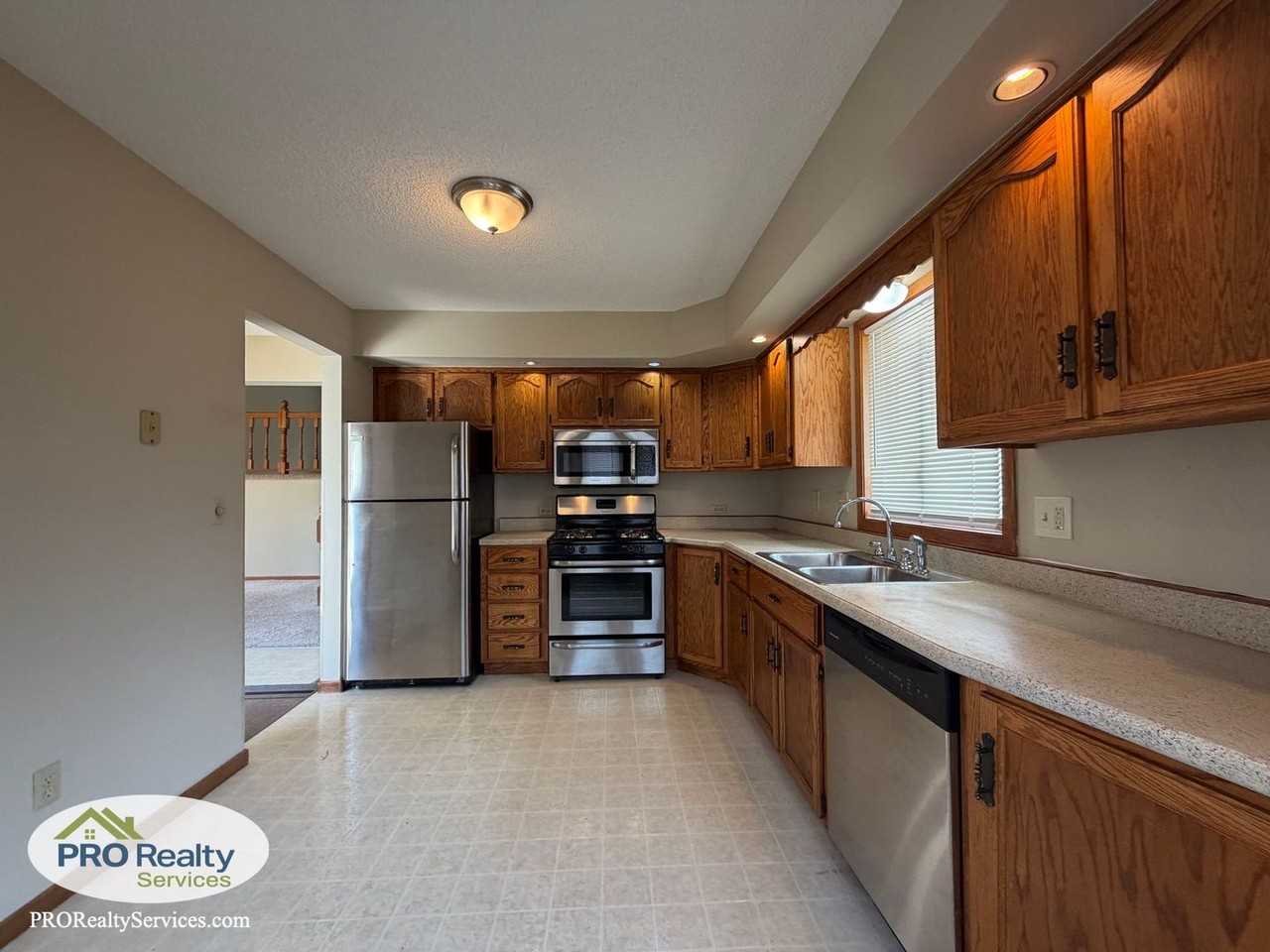 5642 Royal Oaks Dr - Photo 4 of 24