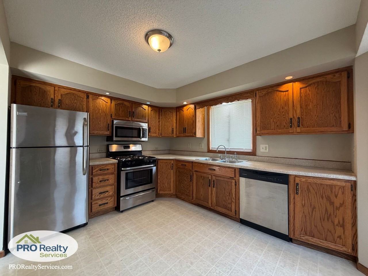 5642 Royal Oaks Dr - Photo 5 of 24