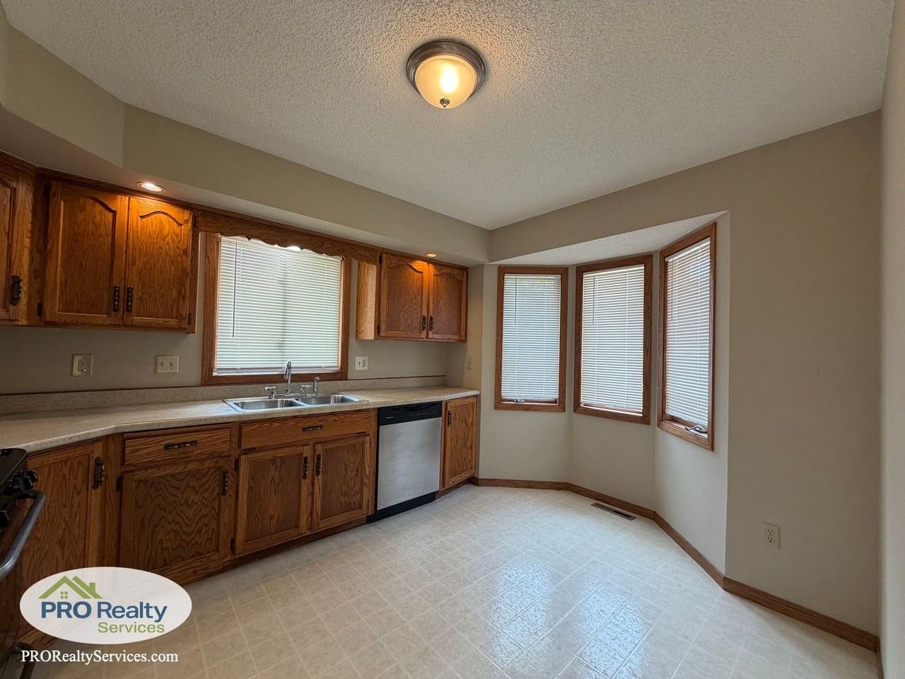 5642 Royal Oaks Dr - Photo 6 of 24