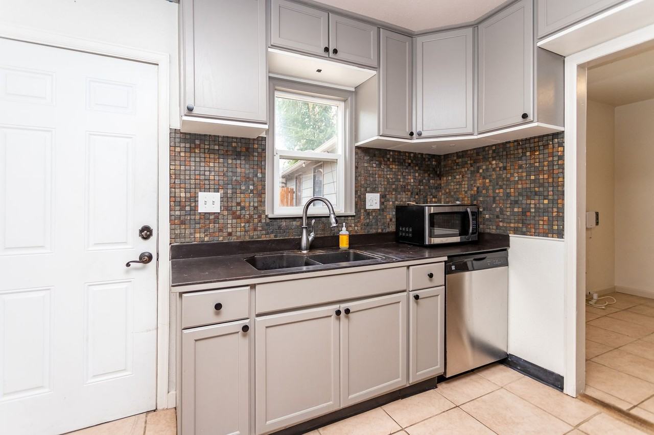 1005 Norwood Ave - Photo 2 of 35