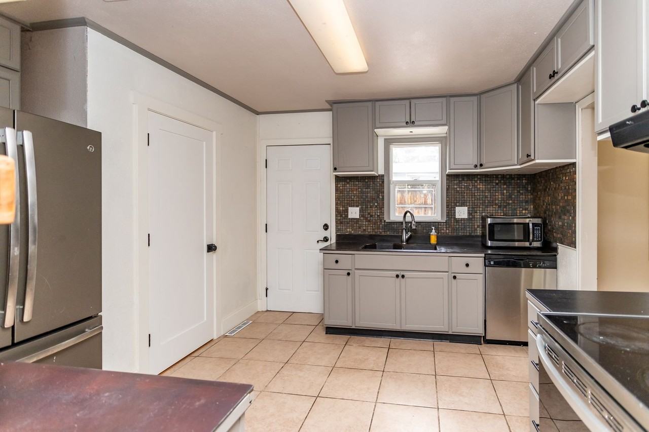 1005 Norwood Ave - Photo 3 of 35