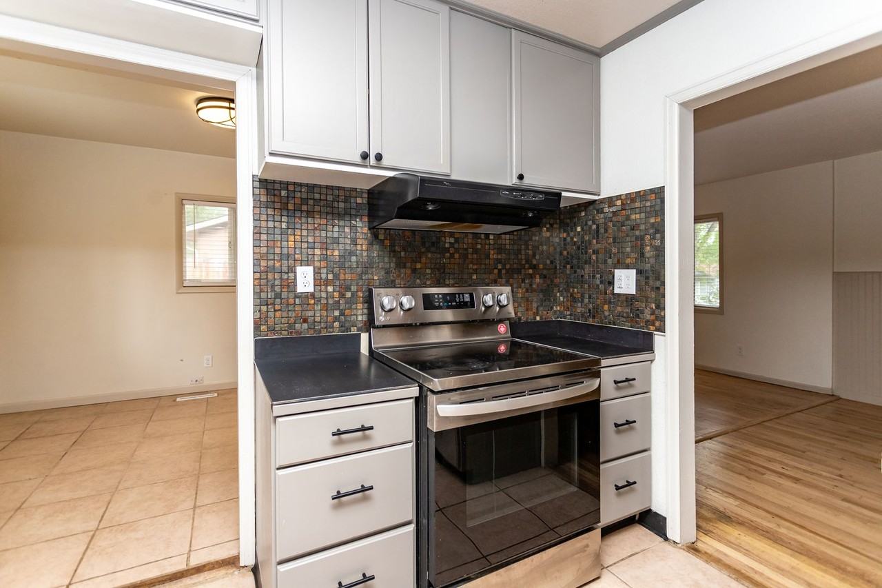 1005 Norwood Ave - Photo 4 of 35