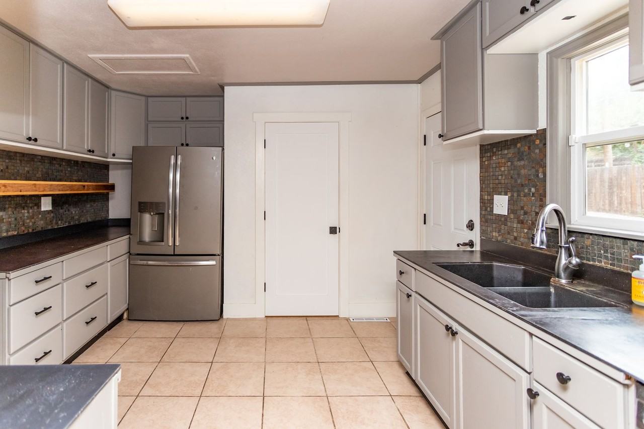 1005 Norwood Ave - Photo 6 of 35