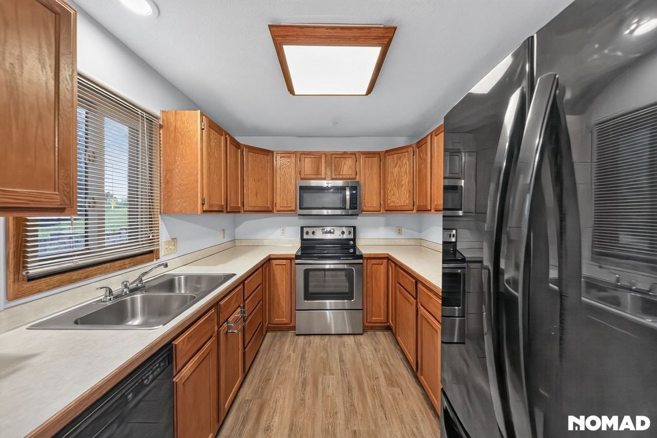 908 Newport Blvd - Photo 3 of 32