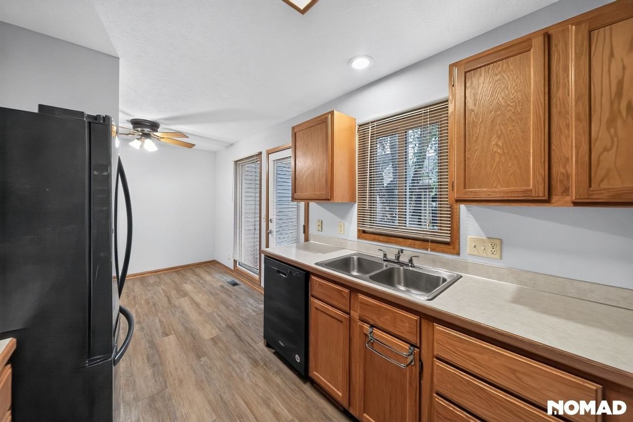908 Newport Blvd - Photo 4 of 32