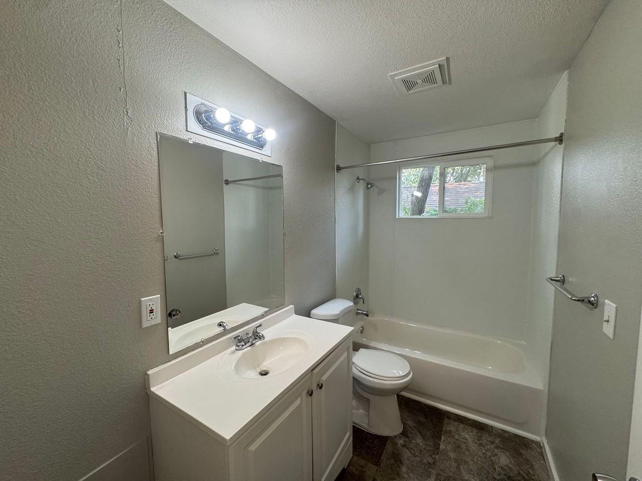 COZY 2BD/1BA NORTH WEST APARTMENT | ON - Photo 6 of 22