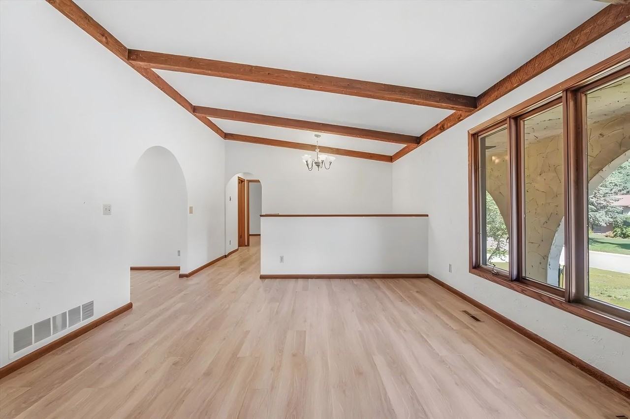 316 Colleen Ave - Photo 6 of 39