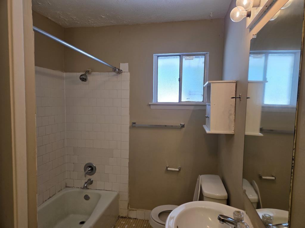 897 Six Oaks Cir - Photo 3 of 11