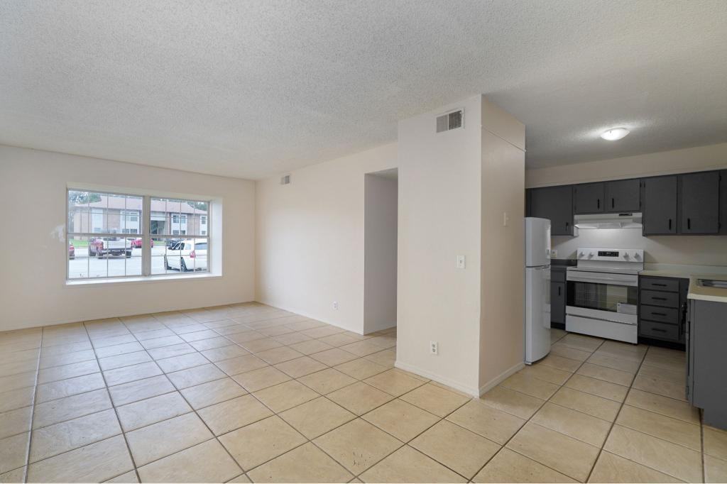 333 Fairway Dr - Photo 2 of 25