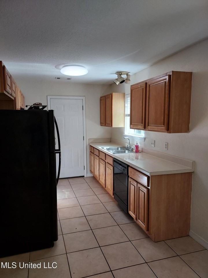 1009 Magnolia St - Photo 2 of 6