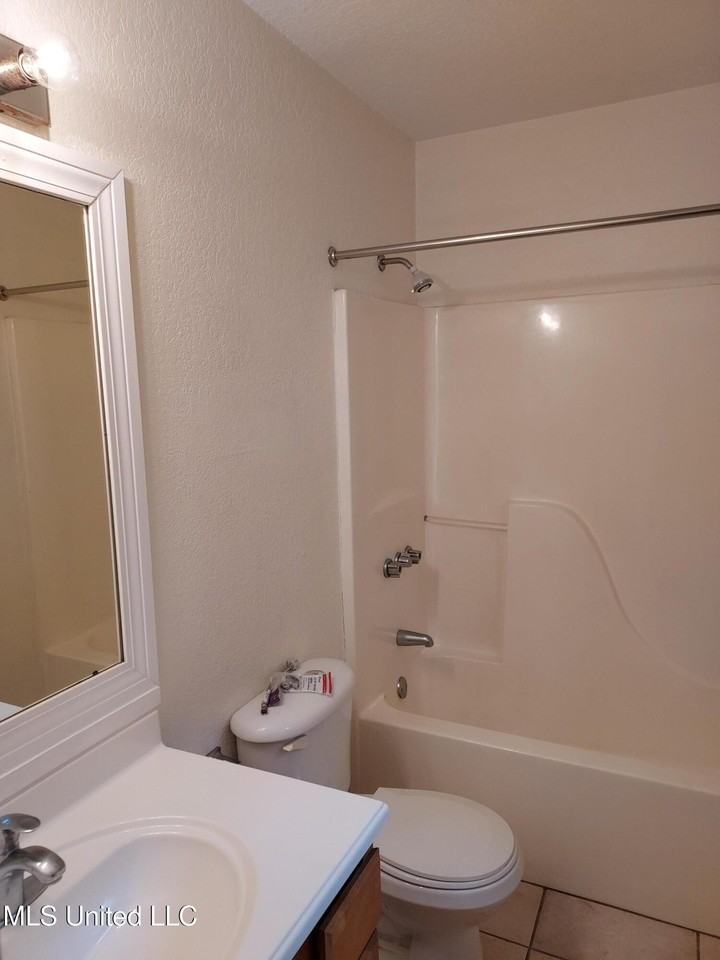 1009 Magnolia St - Photo 3 of 6