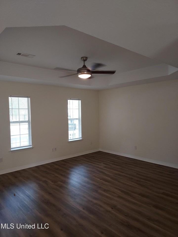1009 Magnolia St - Photo 4 of 6