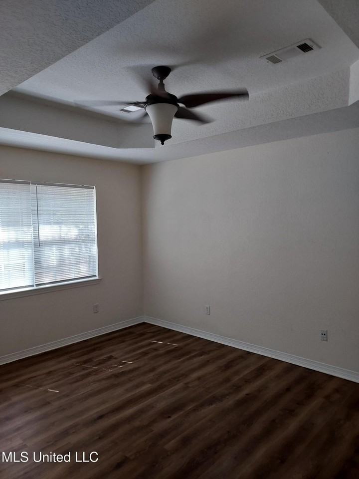 1009 Magnolia St - Photo 5 of 6