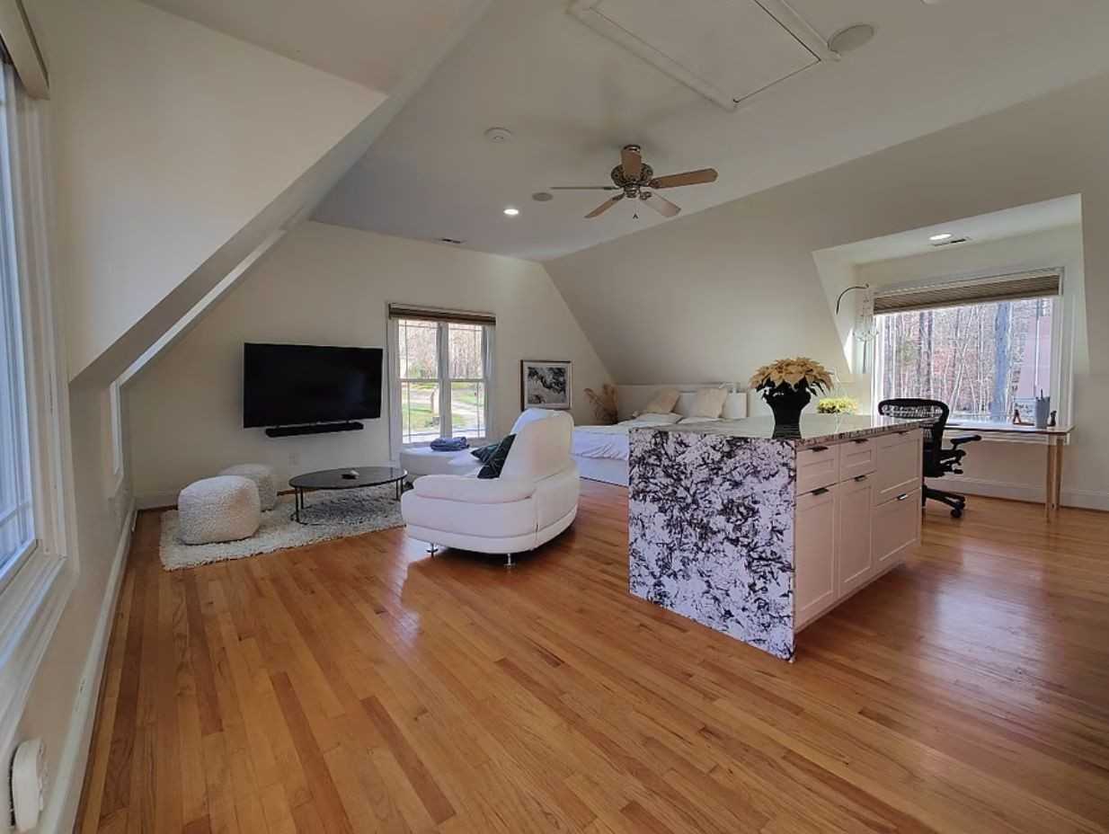 5909 Greenevers Dr - Photo 2 of 36