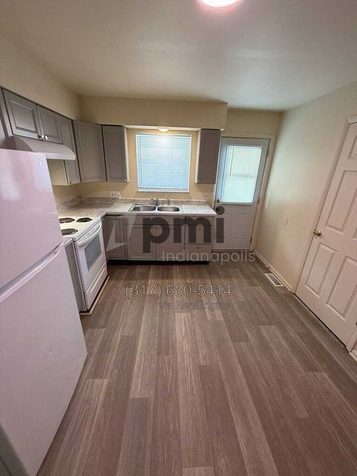 228 S Green St #B - Photo 3 of 24