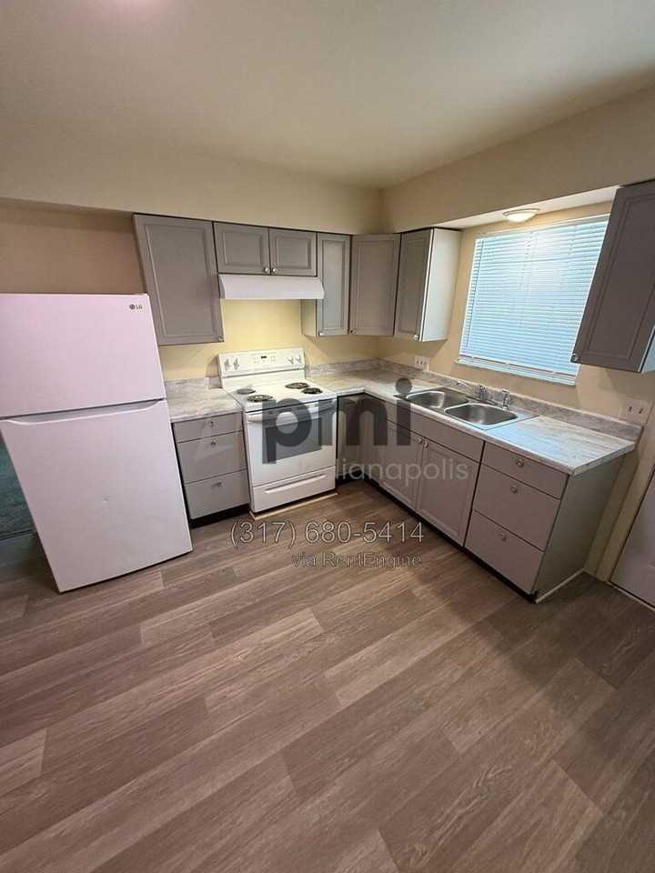 228 S Green St #B - Photo 4 of 24