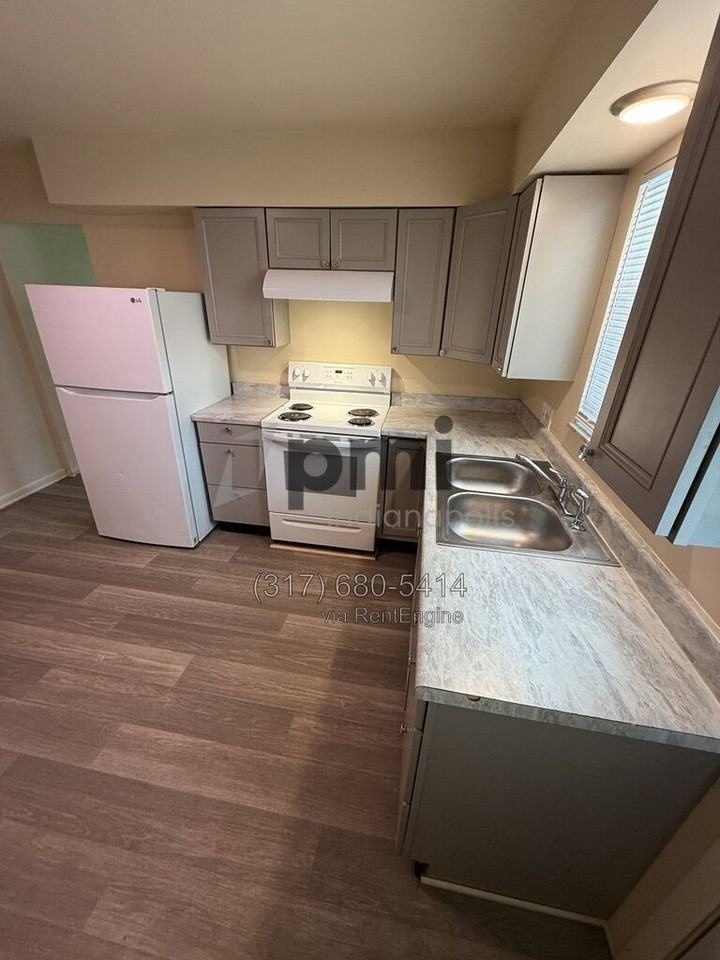228 S Green St #B - Photo 5 of 24