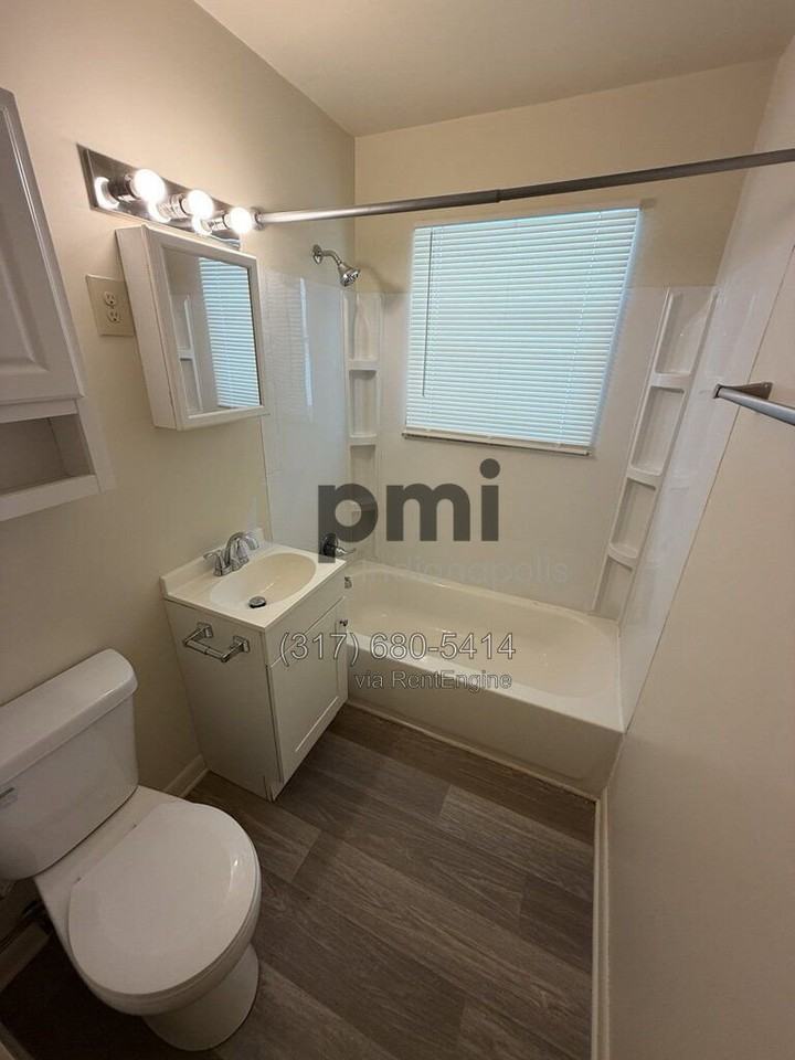 228 S Green St #B - Photo 7 of 24