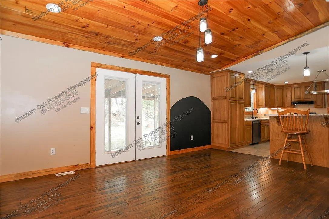 112 Aiken St - Photo 3 of 32
