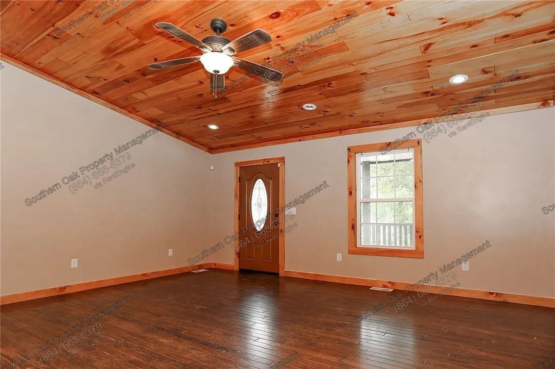 112 Aiken St - Photo 4 of 32