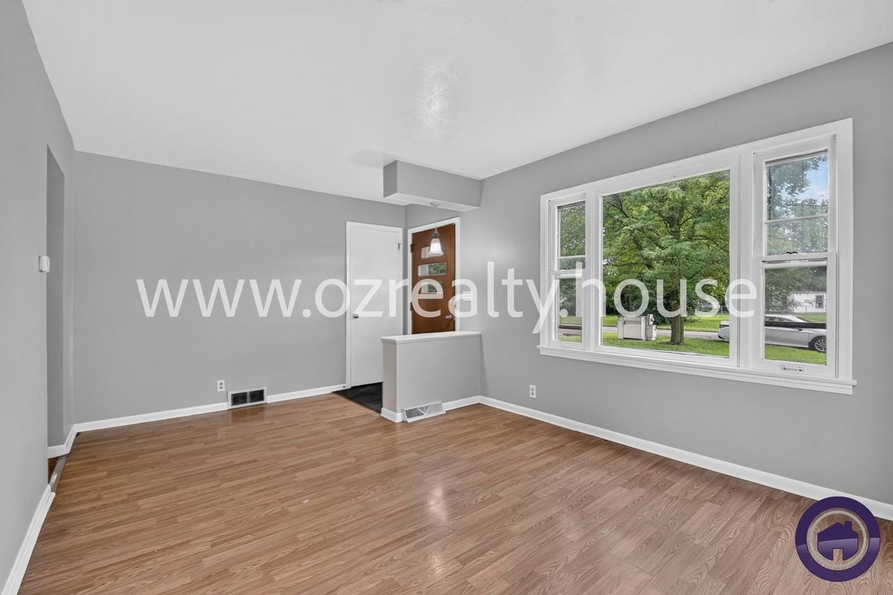 1703 Heatherdowns Blvd - Photo 4 of 15