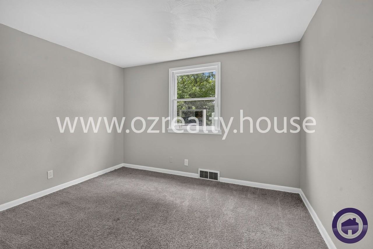 1703 Heatherdowns Blvd - Photo 5 of 15