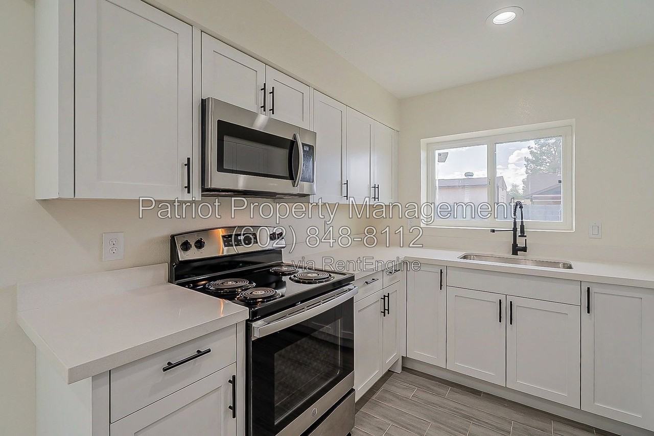 7003 W Sierra St - Photo 4 of 37