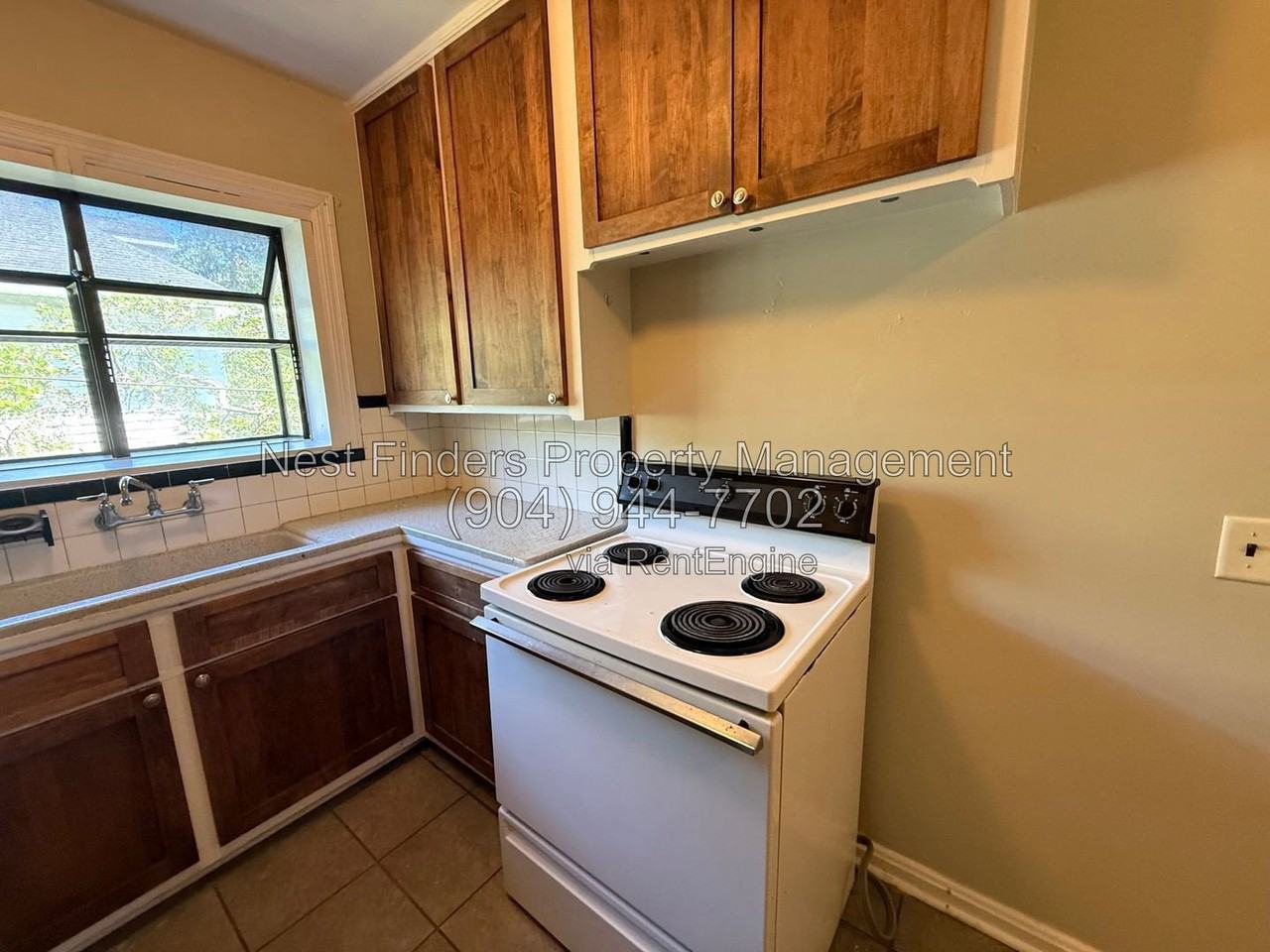3553 Oak St #4 - Photo 3 of 14