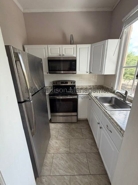 305 W 39th St - Photo 6 of 11