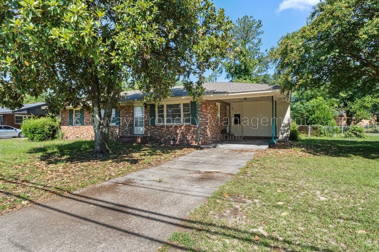 2105 Eastland Dr - Photo 4 of 19