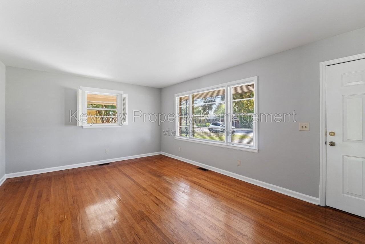 2105 Eastland Dr - Photo 5 of 19