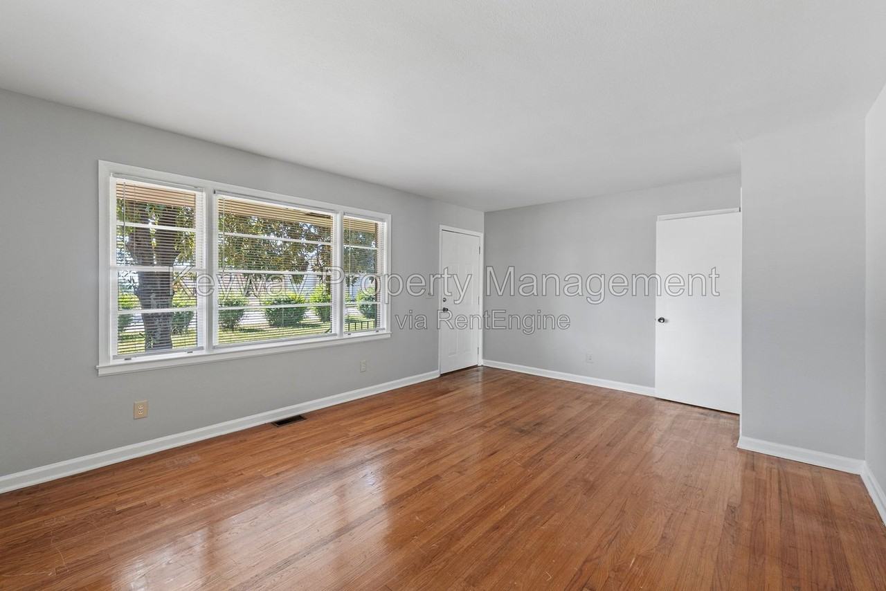 2105 Eastland Dr - Photo 6 of 19