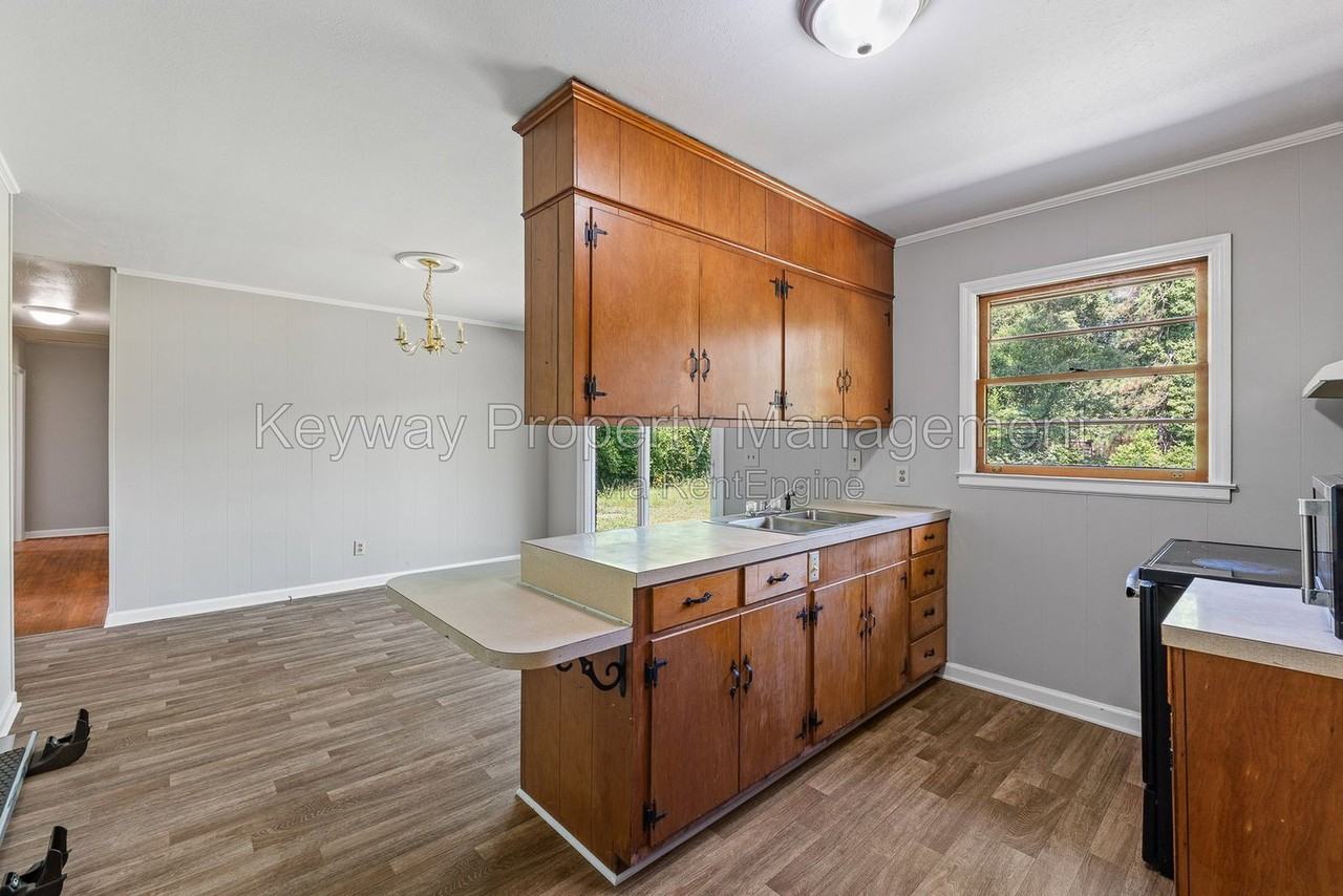 2105 Eastland Dr - Photo 7 of 19