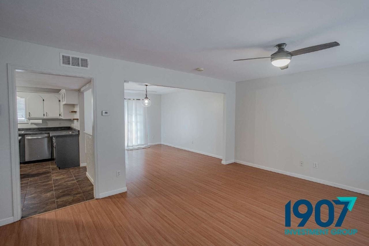 616 Redstone Ave - Photo 6 of 26