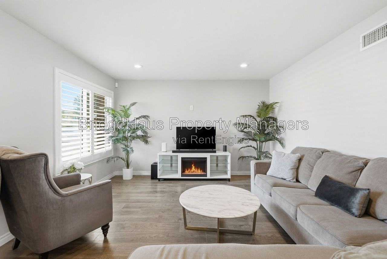 6379 Elsberry St - Photo 7 of 33