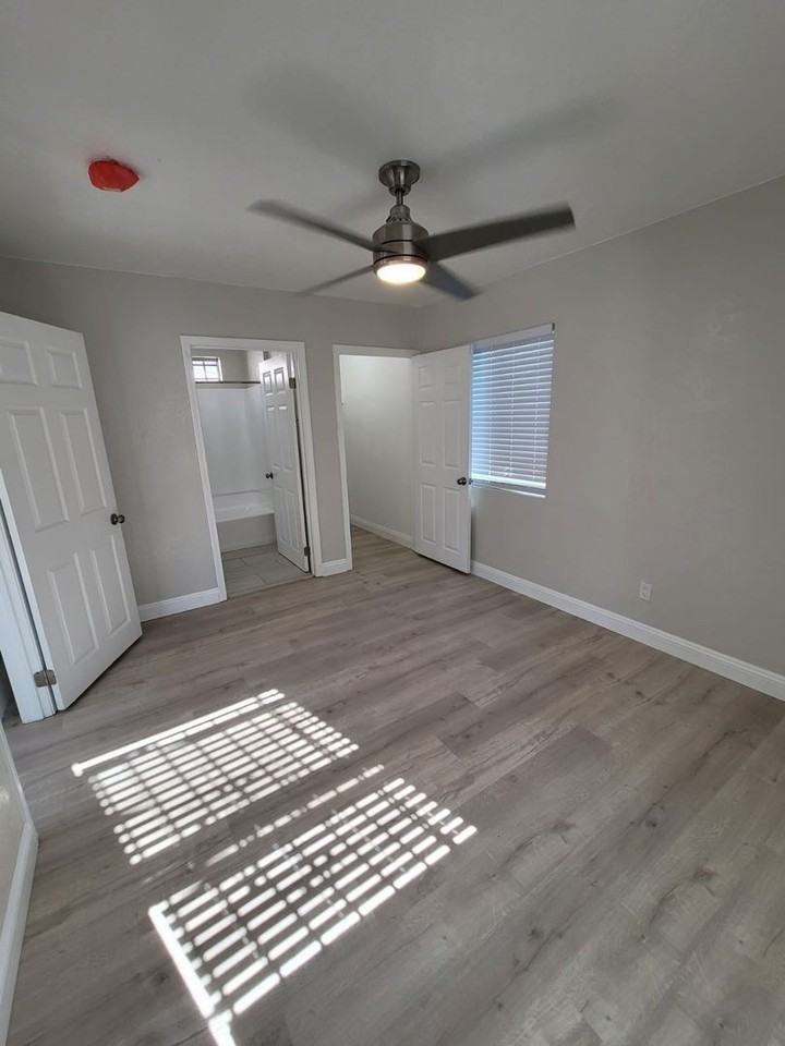 4422 1/2 Stanford Ave - Photo 2 of 7