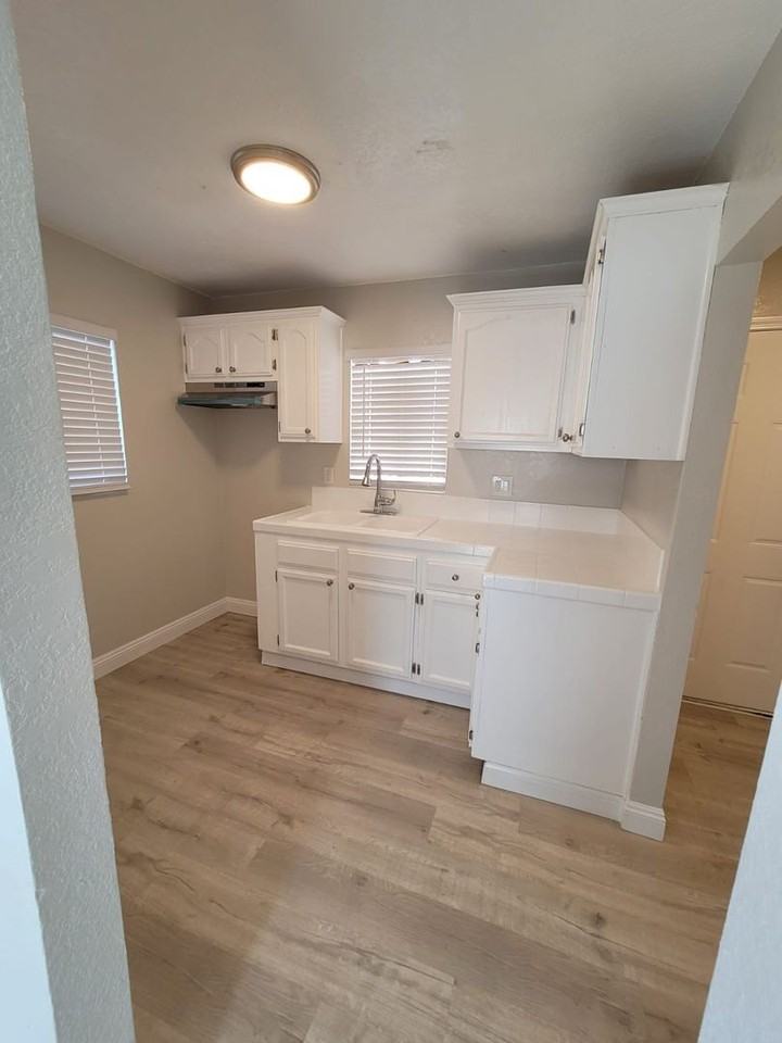 4422 1/2 Stanford Ave - Photo 4 of 7
