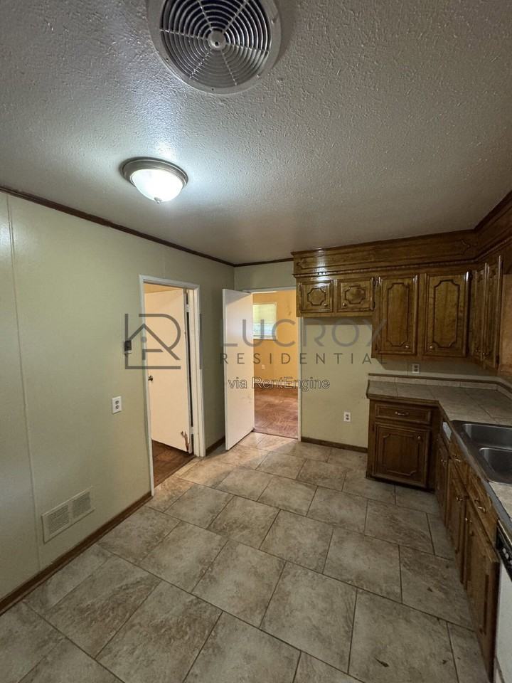 3038 Lakewood Dr - Photo 4 of 11