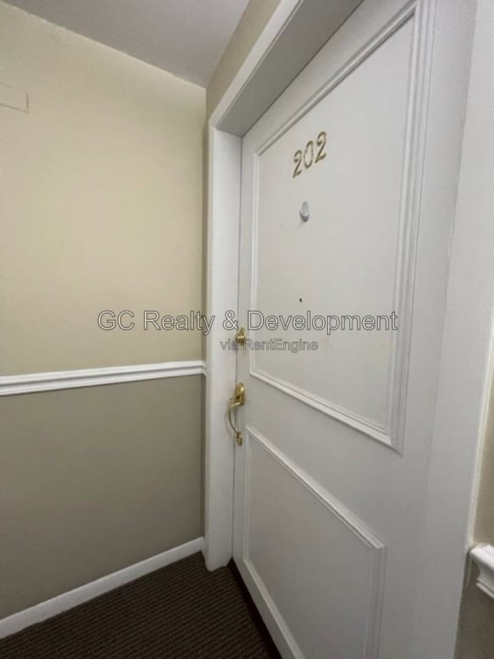 1247 E Washington St #202 - Photo 5 of 16