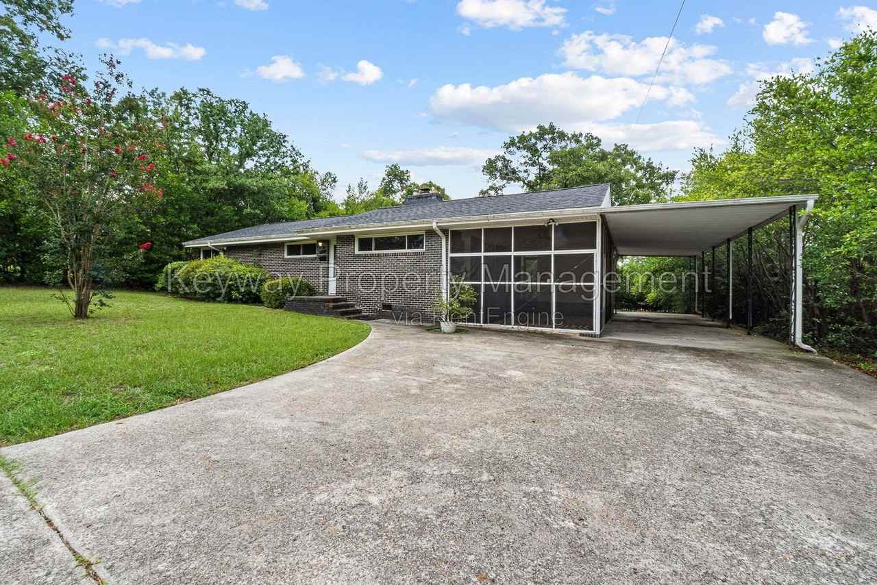 1823 Curtis Dr - Photo 3 of 22
