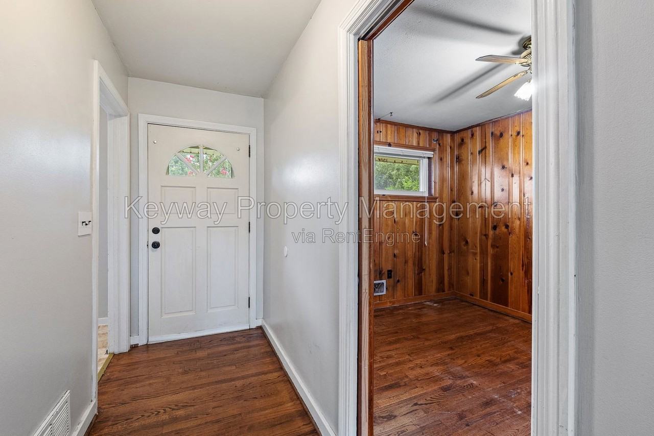 1823 Curtis Dr - Photo 4 of 22