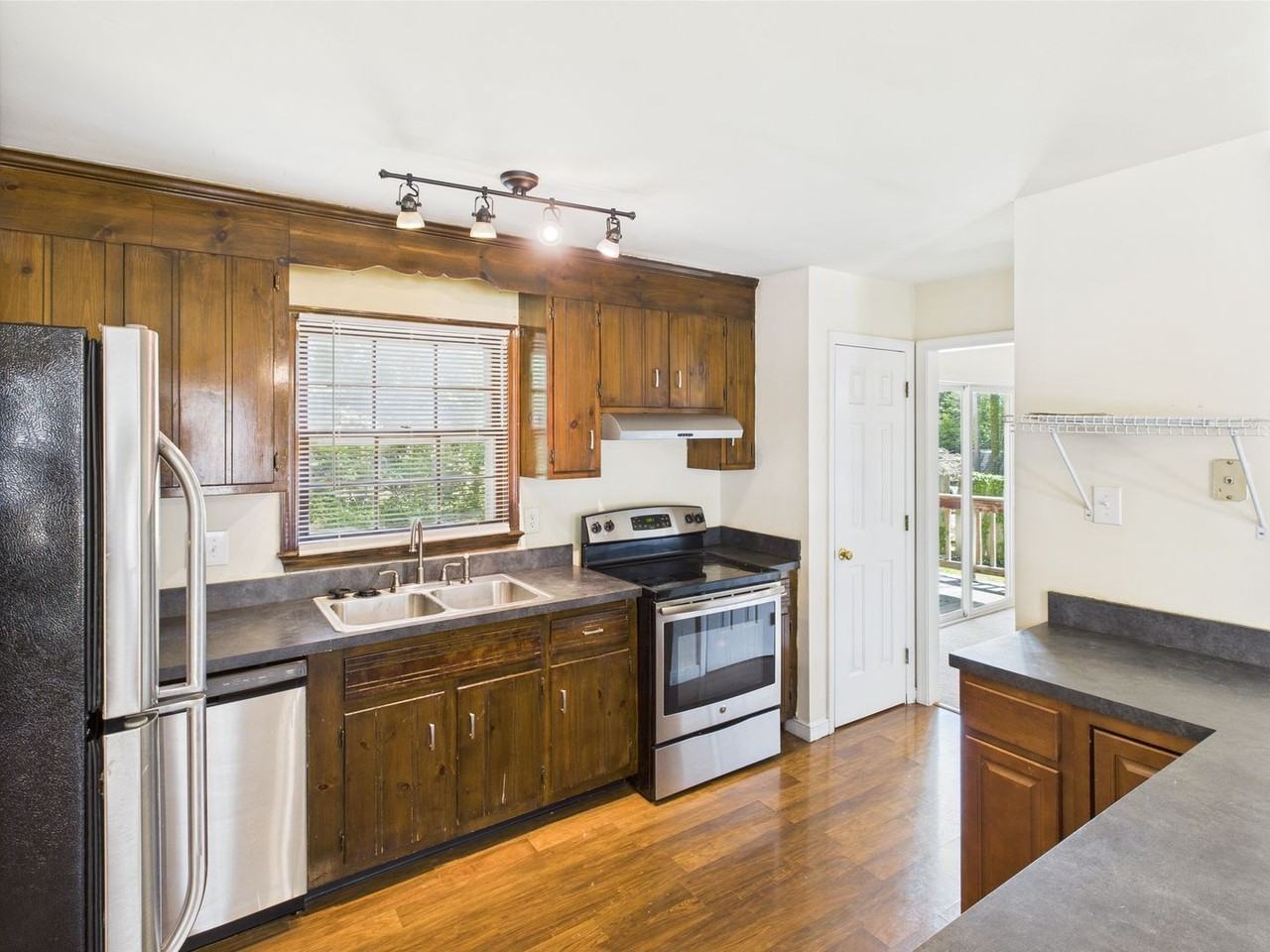10649 Genlou Rd - Photo 7 of 16