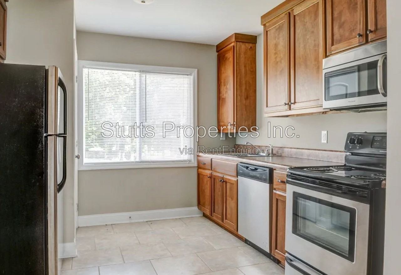 1246 Graham Ave #13 - Photo 3 of 11