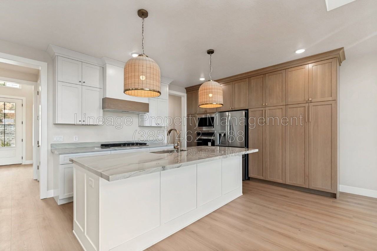 707 N 1540 E - Photo 4 of 31